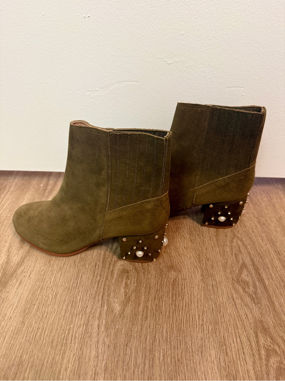 Brand new Bettye Anthropologie Olive Suede Pearl-Stud Heel Ankle Boots size 7